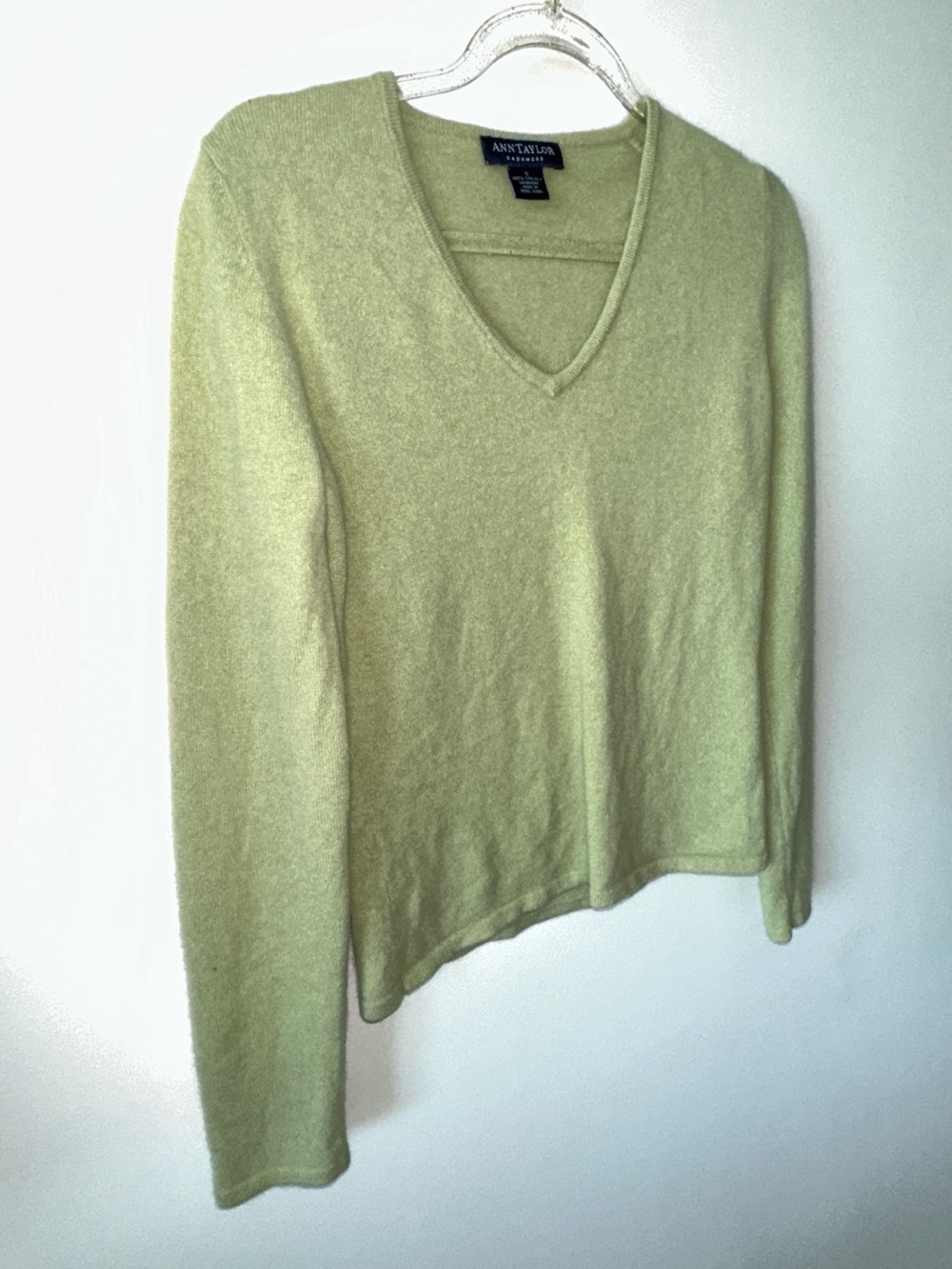 Ann Taylor 100% cashmere Linen-Blend V-Neck Sweater in Light Green - Picture 3 of 7